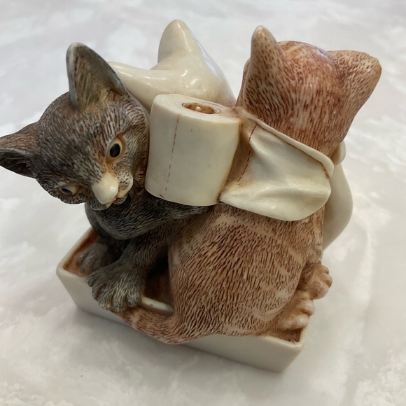 Harmony Kingdom Powder Room Cats Trinket Box Figurine, 2.5" tall x 2.25" wide - Picture 3 of 9